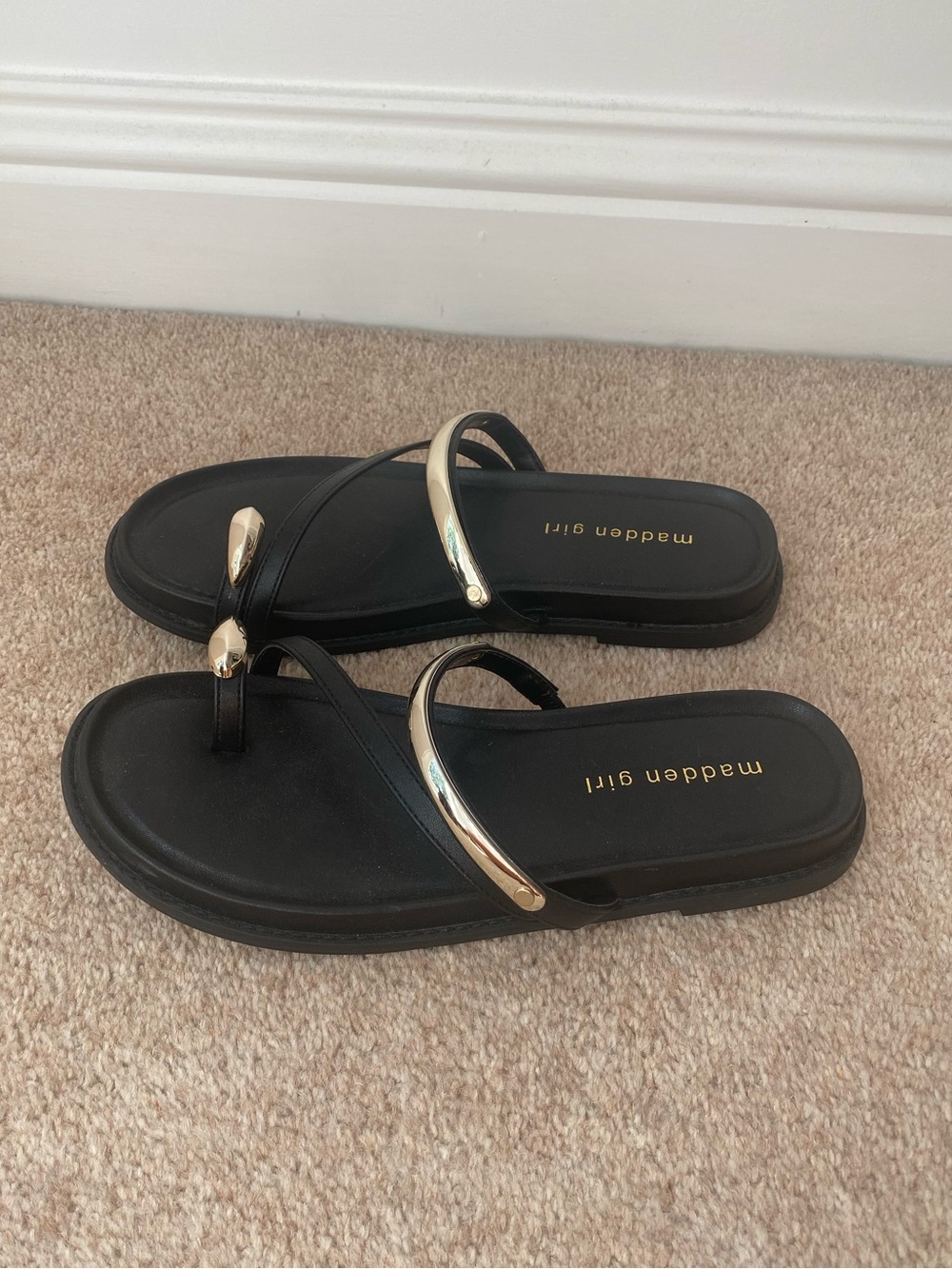 Madden Girl Caribbean Slide-On Black Sandals Toe Loop & Gold Hardware Sz 7.5 NEW - Picture 4 of 8